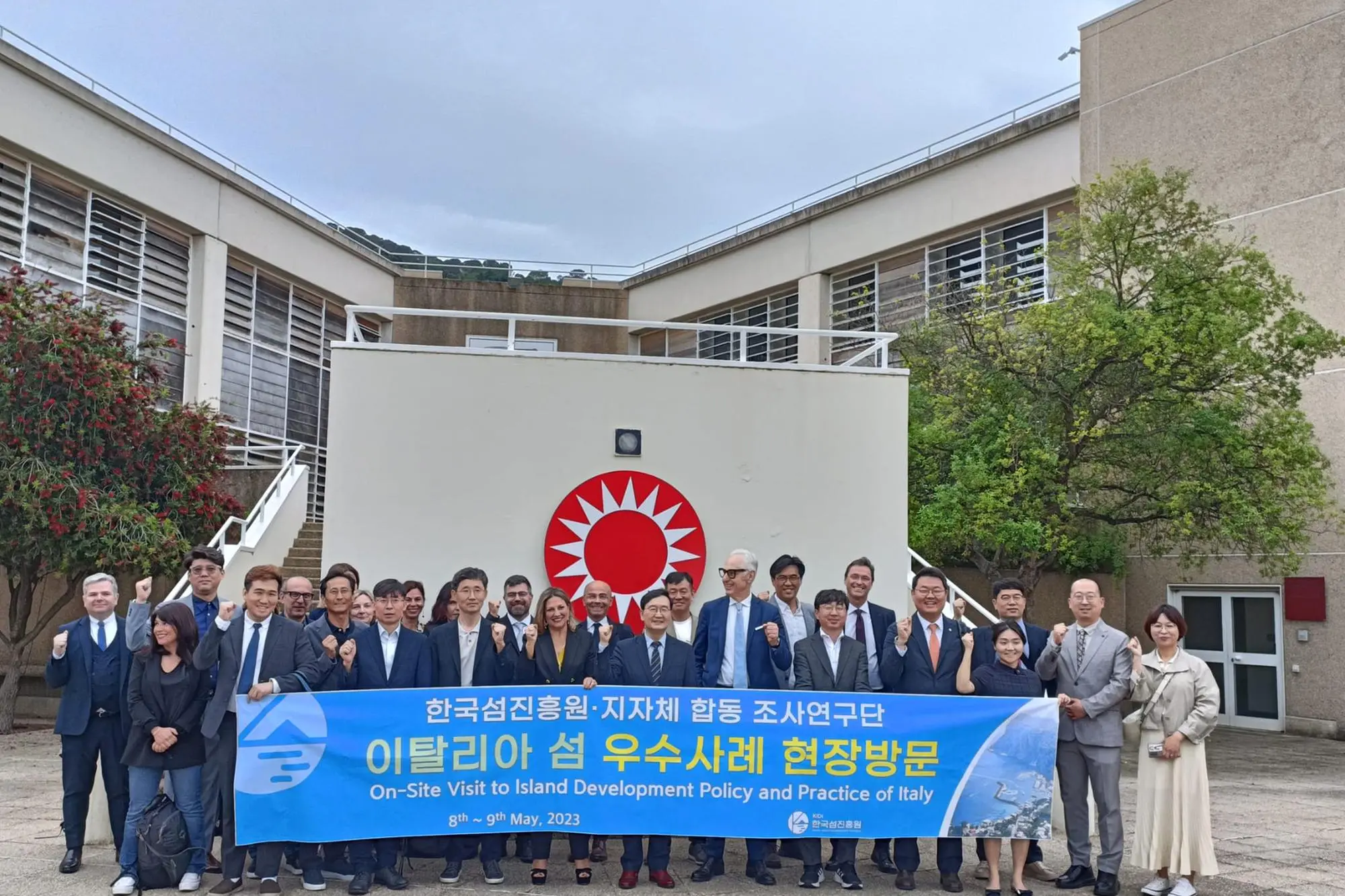 La delegazione sudcoreana in visita a Pula (foto @SardegnaRicerche)