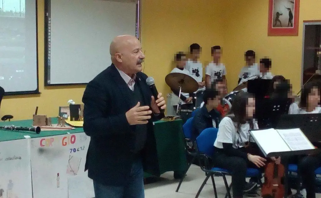Lo scrittore insieme agli studenti (foto Cazzaniga)
