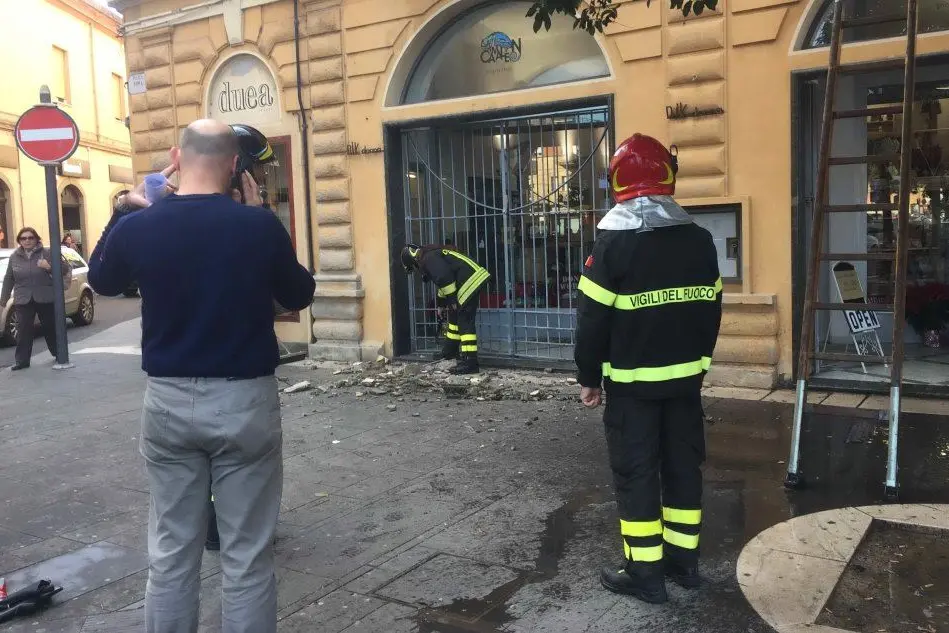 Intervento dei vigili del fuoco per la caduta di calcinacci da un palazzo del centro storico di Oristano