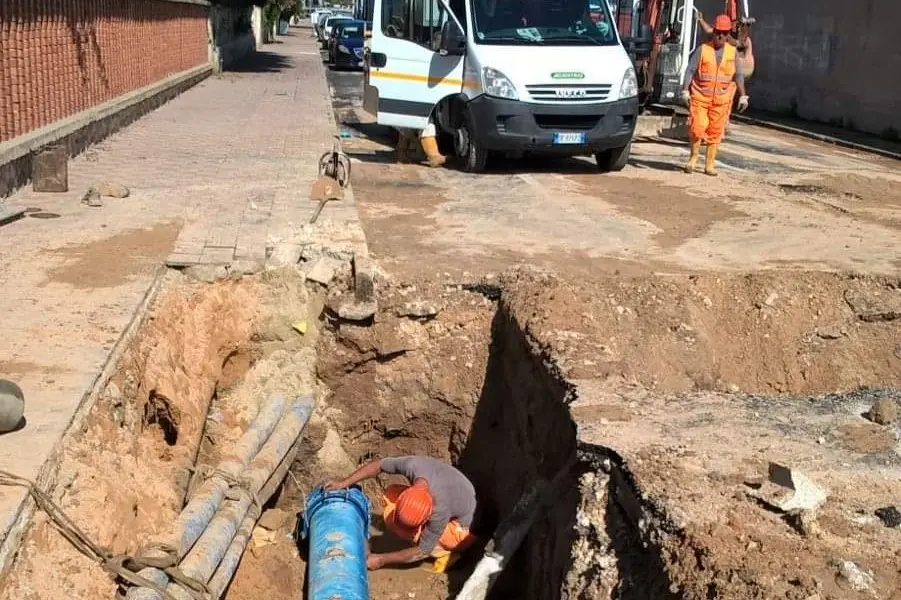 Un intervento su una condotta rotta a Cagliari