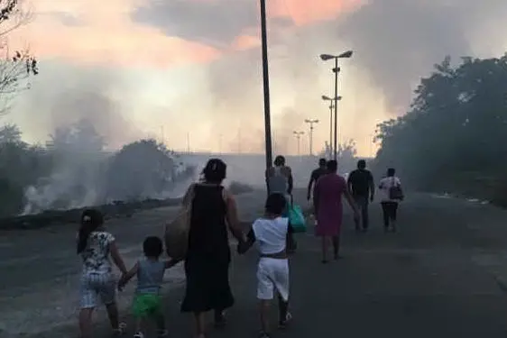 Gli evacuati dal campo rom (foto da Twitter)
