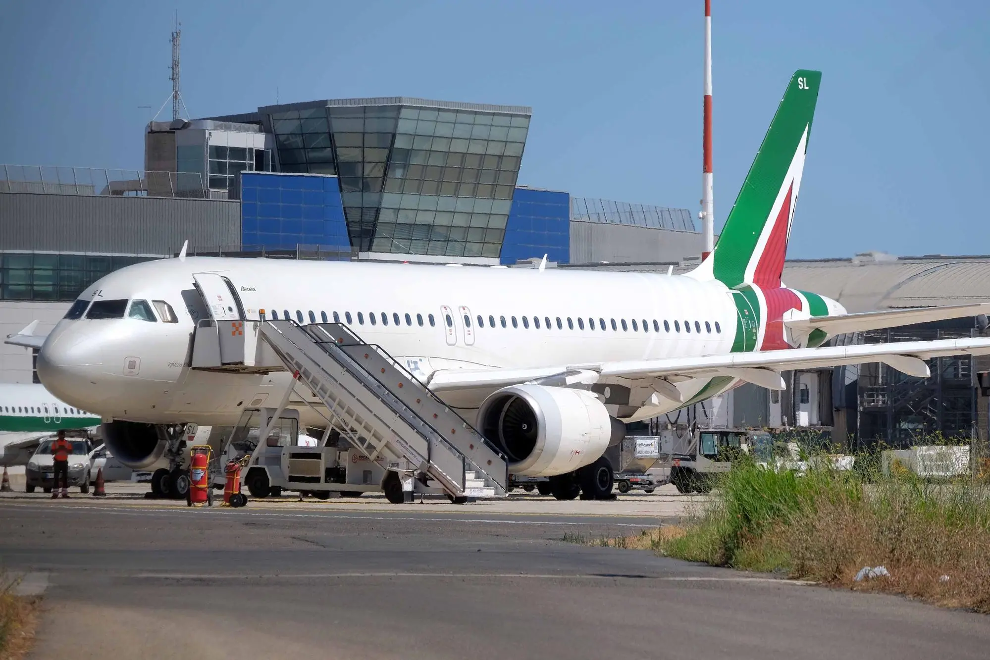 Un aereo col marchio Alitalia