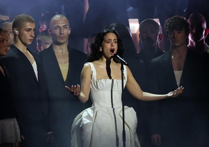 Intossicazione alimentare, Rosalía ferma il concerto a Milano: «Sto male, non ce la faccio»