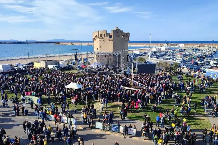 Un evento sotto la Torre Aragonese (foto concessa)