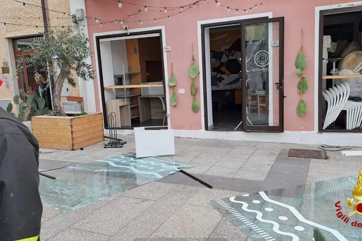 L'intervento dei vigili del fuoco in piazza Mercato a Olbia