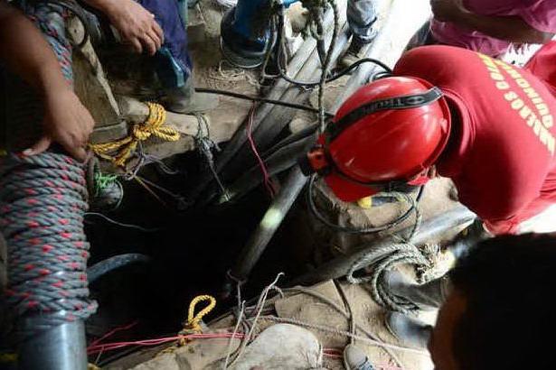Operazioni di salvataggio dopo il crollo in una miniera in Colombia (foto Ansa/Epa)