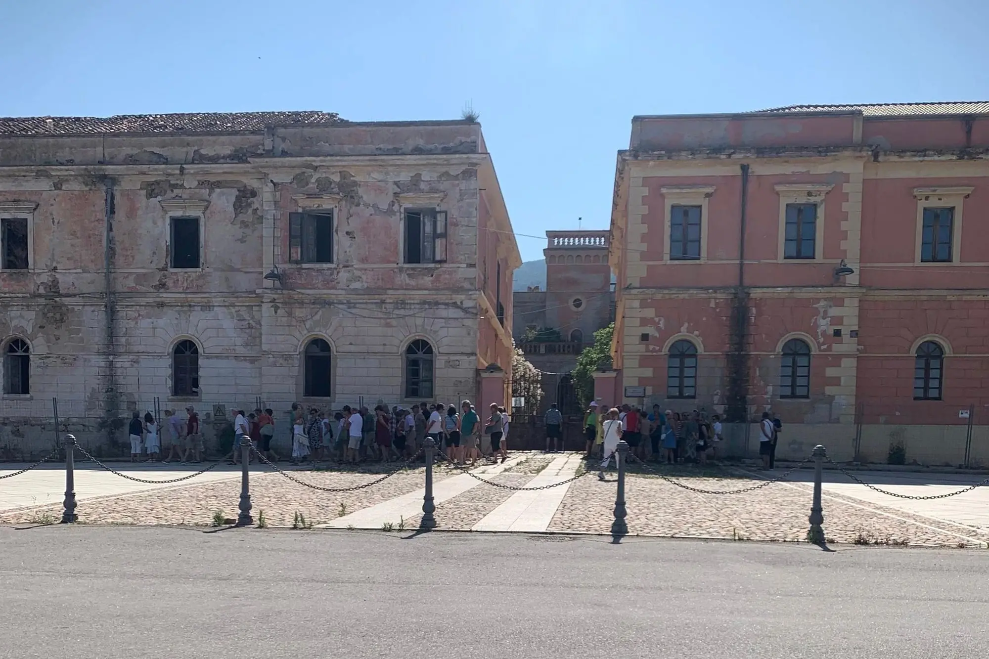 La coda davanti alle ex carceri di Castiadas