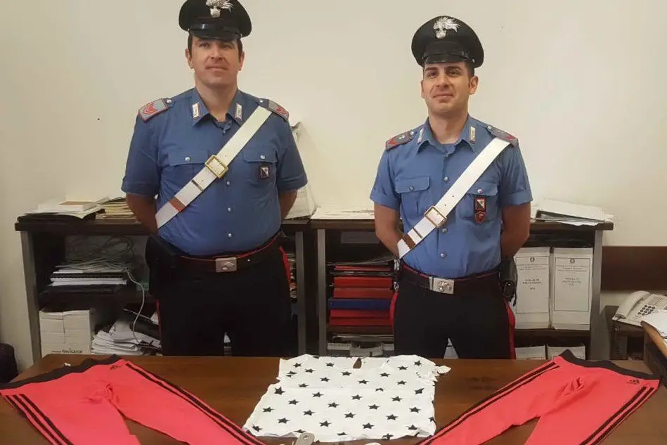 I carabinieri con gli abiti rubati