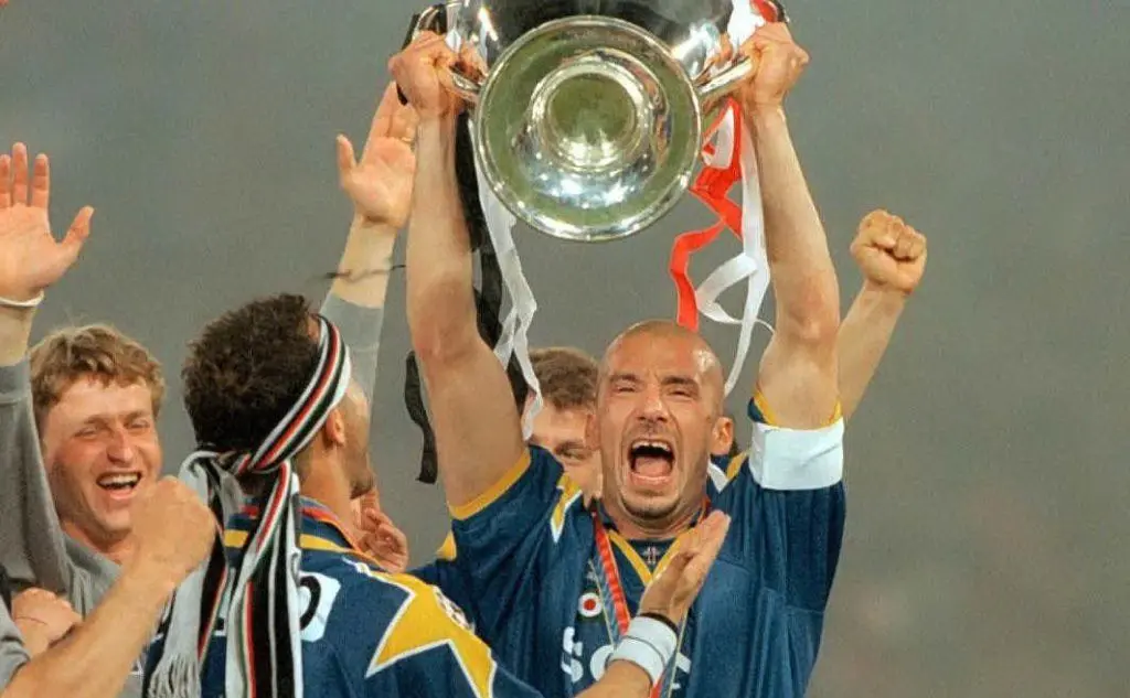 Gianluca Vialli alza la Champions League: è il 22 maggio 1996, data dell'ultimo trionfo bianconero in Europa (foto Ansa)