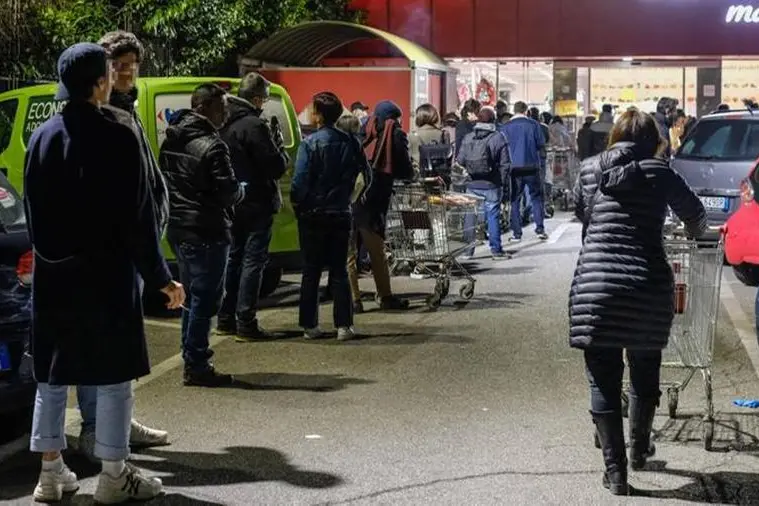 I cittadini fanno le file per andare al supermercato