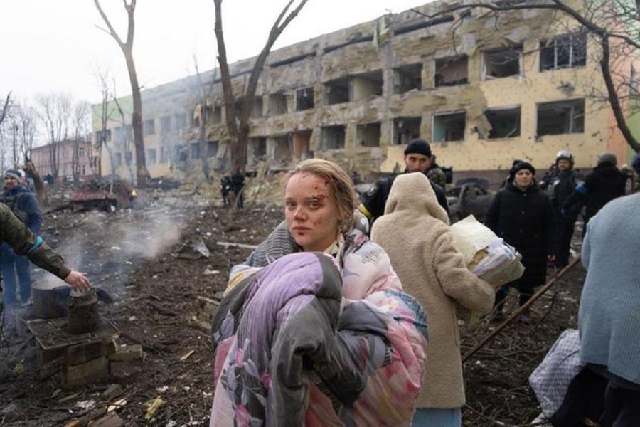 Si aprono spiragli, Zelensky: “Pronto a compromessi, ma non tradisco l’Ucraina”. Bombardato ospedale a Mariupol: “Donne e bimbi sotto le macerie”