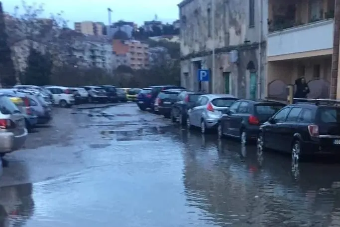 Via Sorso dopo un acquazzone (L'Unione Sarda - Tellini)