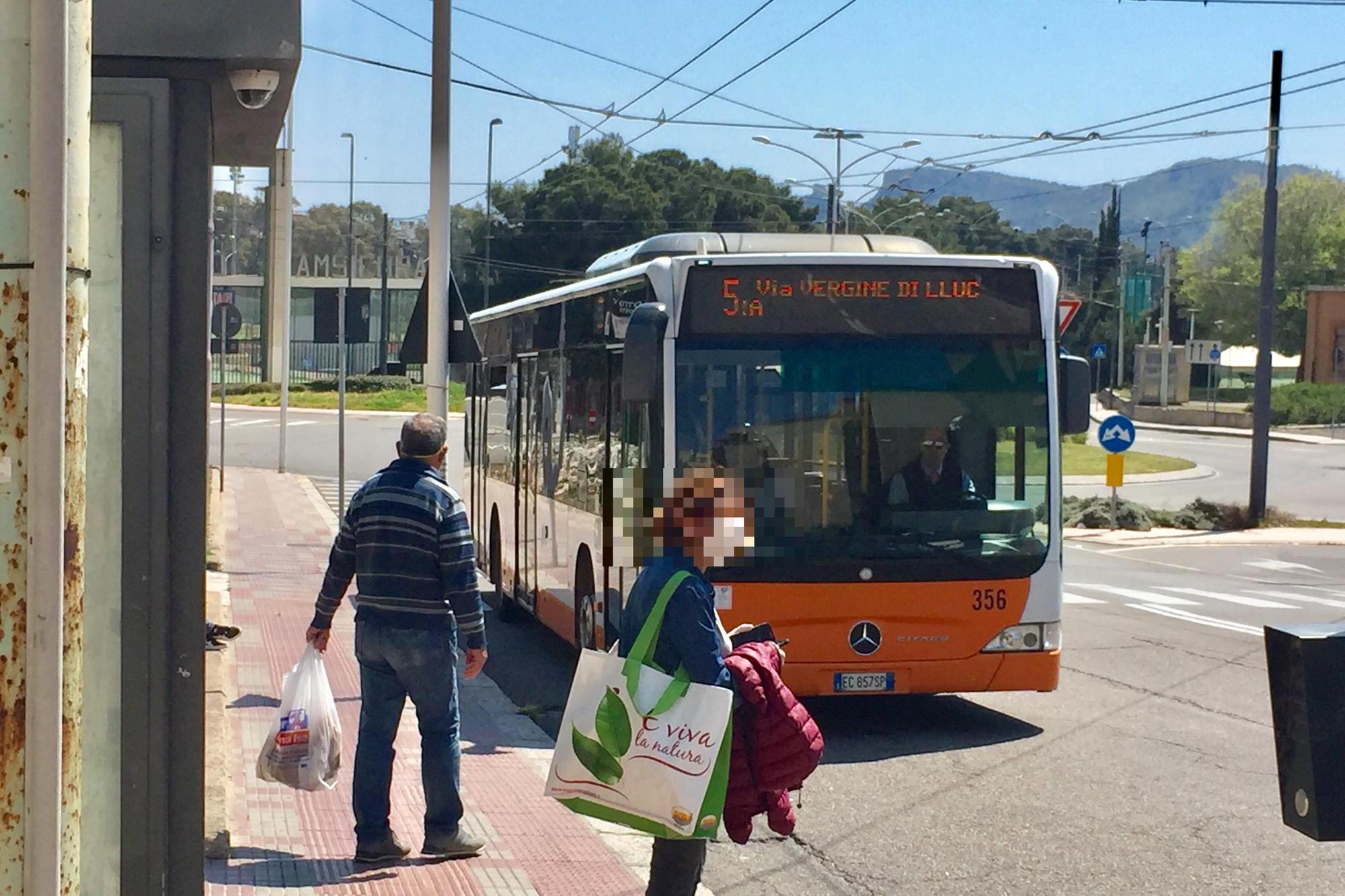 Cagliari, caos sul bus: 42enne sputa addosso a una passeggera