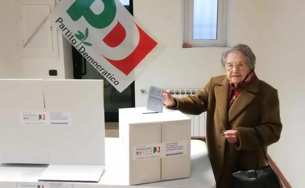 Nonna Teresa, 104 anni, vota al seggio di Carcare, nel Savonese (Ansa)
