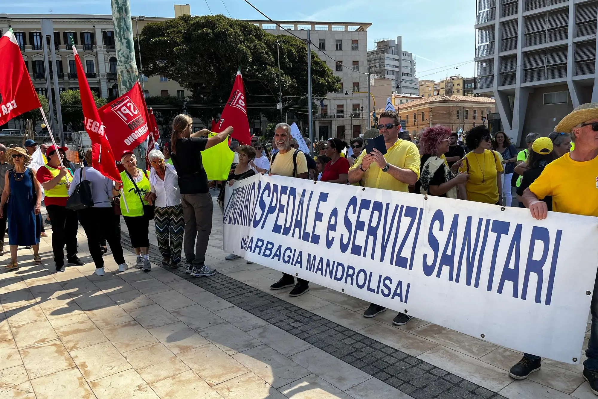 Un momento della manifestazione a difesa della sanità pubblica (foto Almiento)