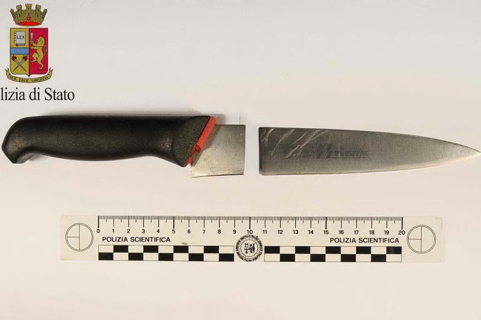 Il coltello sequestrato al 30enne
