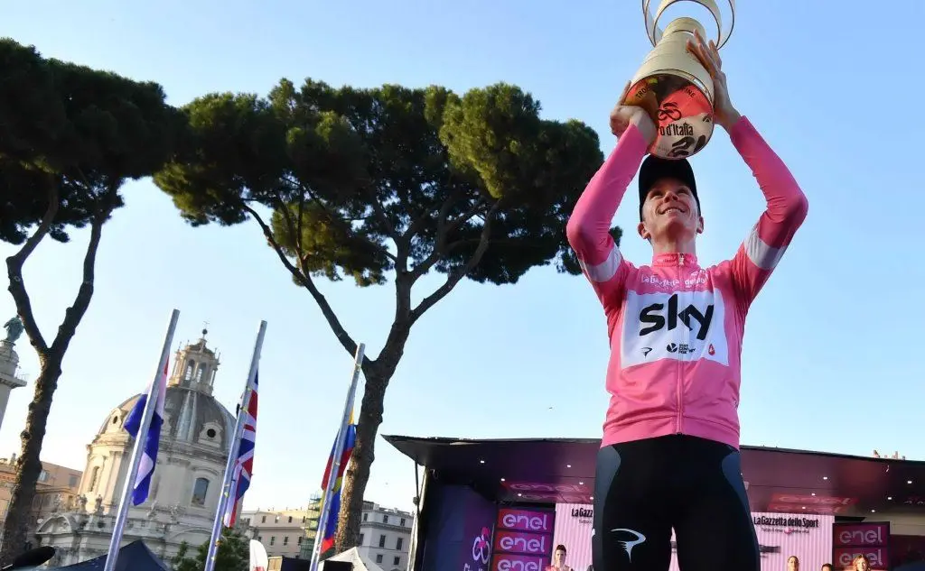 Il ciclista britannico festeggia la vittoria del Giro d'Italia 2018