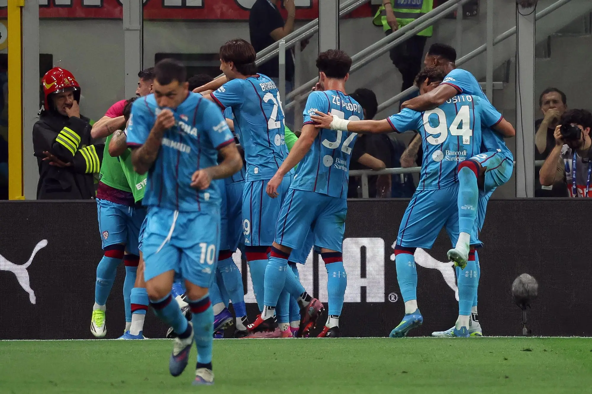 L'esultanza del Cagliari per il gol di Juan Rodríguez contro il Milan (foto Ansa)