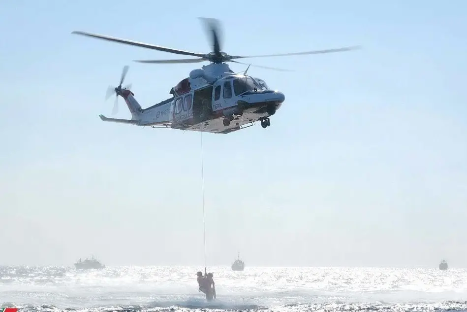 Un elicottero della Guardia Costiera durante l'esercitazione (Foto Guardia Costiera)