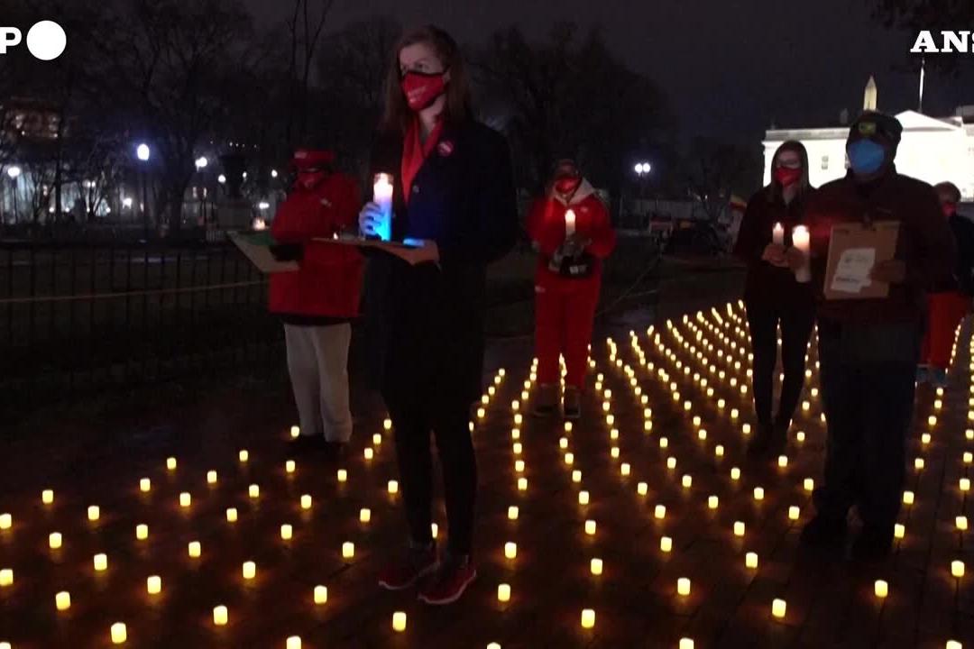 Washington, 481 candele davanti alla Casa Bianca per ricordare gli infermieri morti per Covid