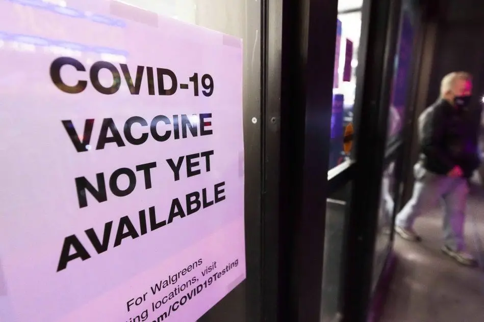 &quot;Vaccini non ancora disponibili&quot;, il cartello davanti a una farmacia (Ansa)