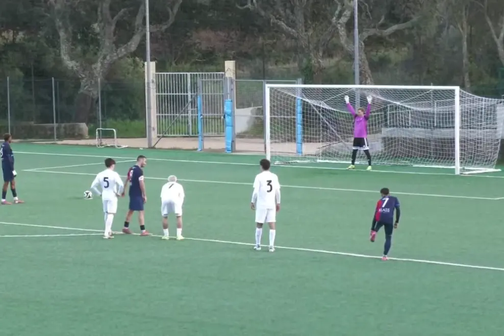 Il rigore di Igene del momentaneo 1-2 in Arzachena-Usinese (foto Ilenia Giagnoni)