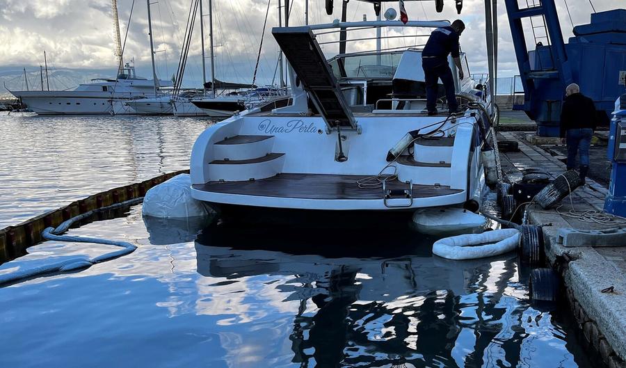 Affonda uno yacht: la gru lo ripesca nel porto turistico