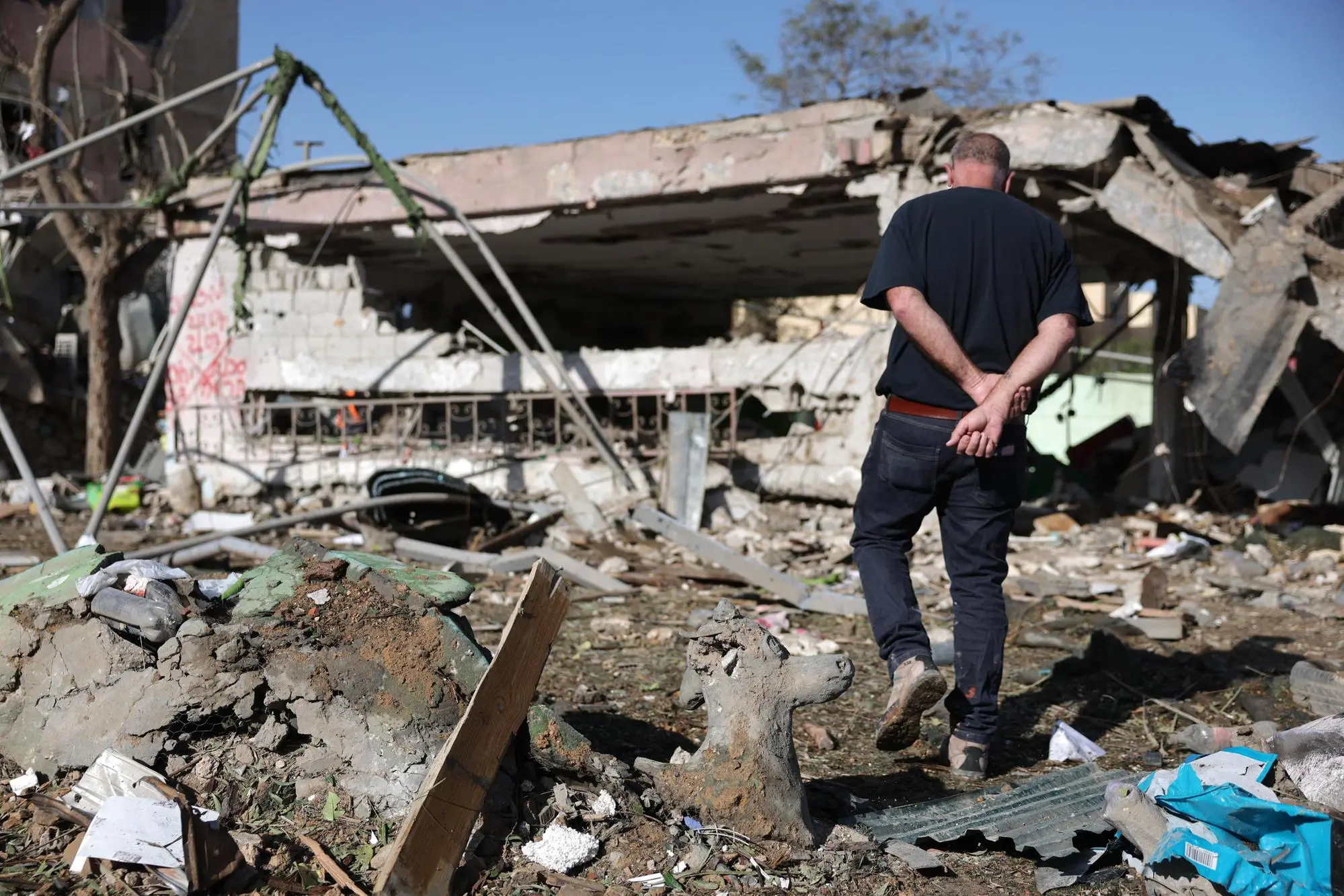 Missile iraniano in un quartiere residenziale a Dimona, Israele (EPA/ABIR SULTAN)