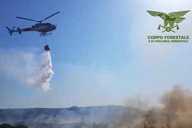 Un elicottero impegnato nelle operazioni di spegnimento di un incendio (foto archivio)