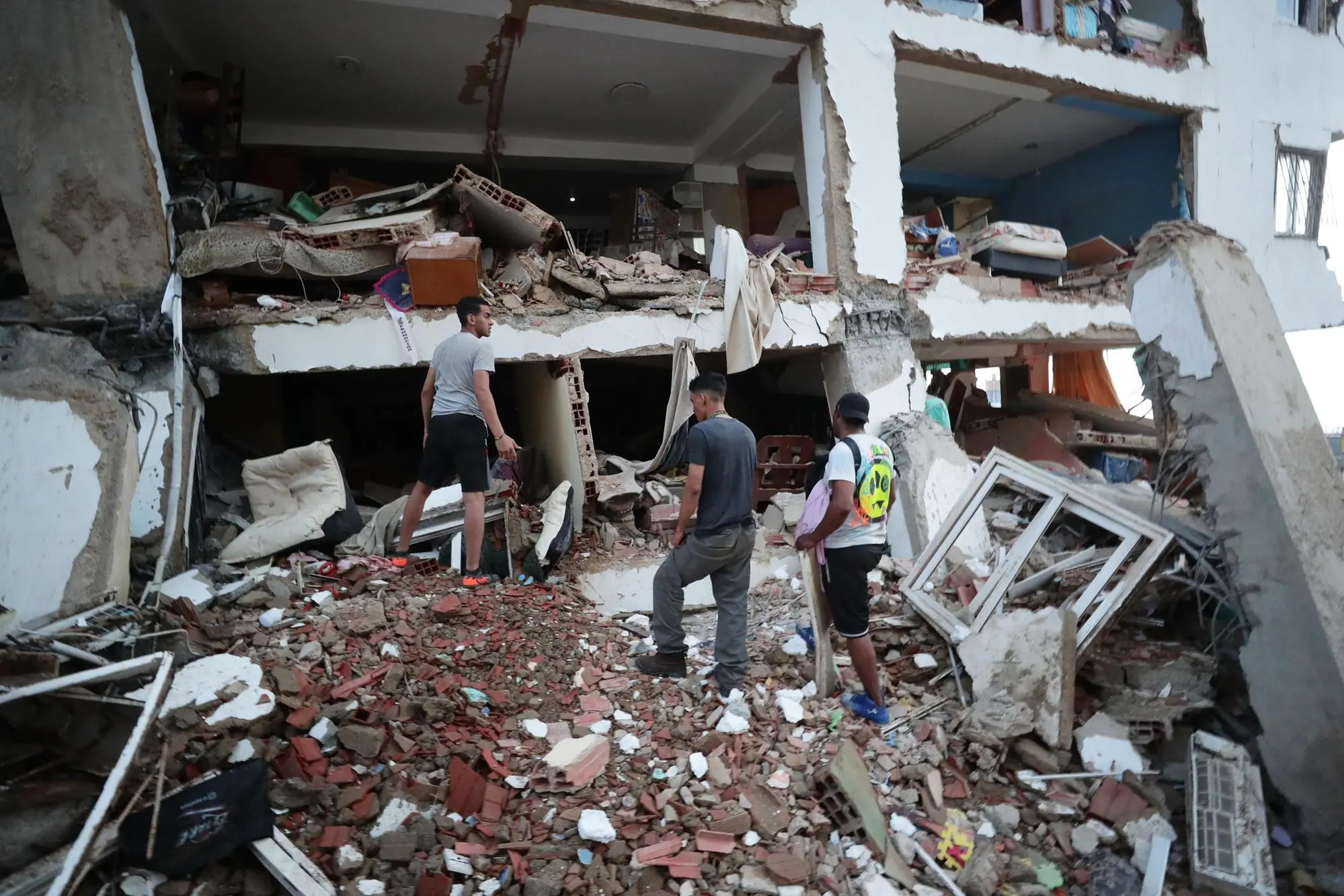 epa13063442 Residents search through the rubble of one of the blocks of flats that collapsed in the twin 7.2 and 7.5-magnitude earthquakes that struck the country, in Catia la Mar, Venezuela, 25 June 2026. At least 32 people were killed and 700 were injured after two back-to-back earthquakes hit north-central Venezuela in rapid succession, triggering the collapse of buildings, cracking facades, and prompting a national state of emergency, according to Venezuela's acting President Delcy Rodriguez. EPA/RONALD PENA R