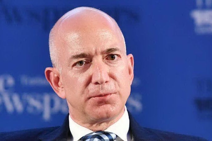 Jeff Bezos, tabloid vicino a Trump pagò 200mila dollari per gli scatti osé con l'amante