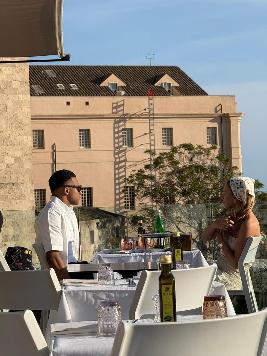 Kylian Mbappé a Cagliari assieme alla nuova compagna Ester Exposito