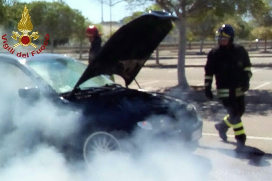Sant'Elia, l'auto prende fuoco mentre è in movimento: paura per il conducente