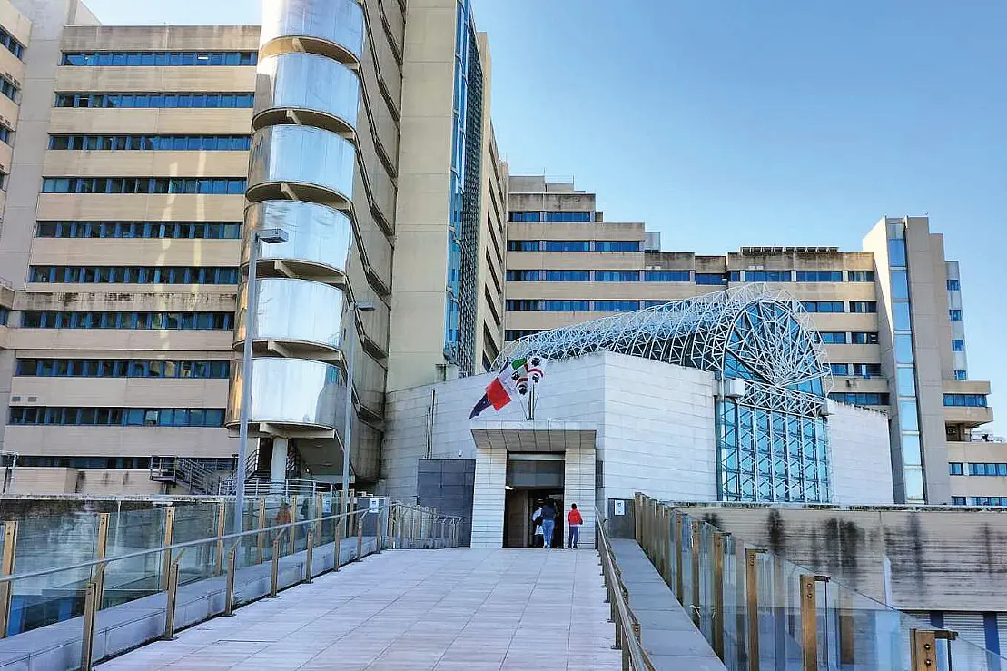 L'ingresso dell’ospedale Brotzu di Cagliari