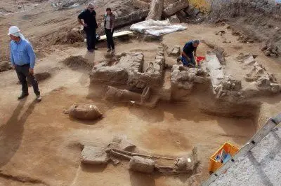 L'area funeraria emersa durante gli scavi archeologici