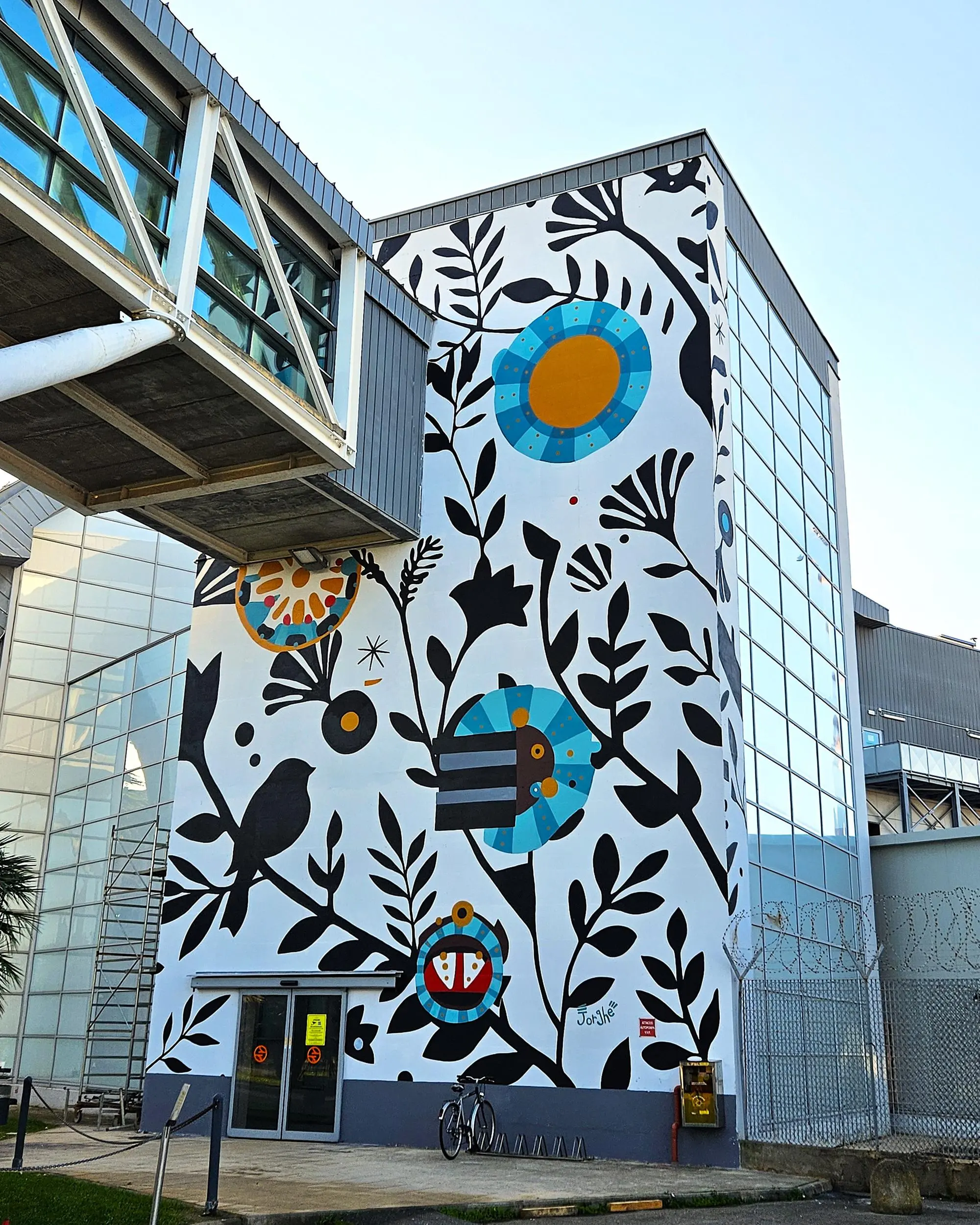 Il murale &quot;Tree of Life&quot; di Giorgio Casu all'aeroporto di Cagliari