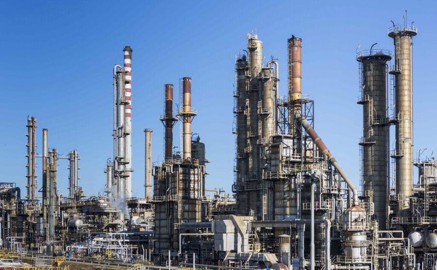 Fiammata nello stabilimento Saras: ustionato un operaio