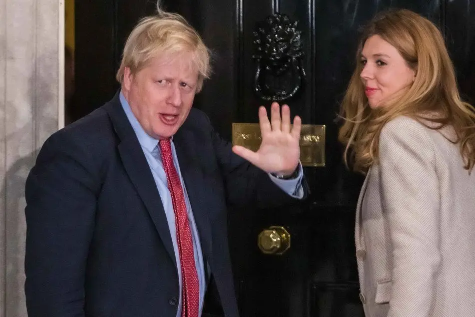 Boris Johnson e la sua compagna (Ansa)