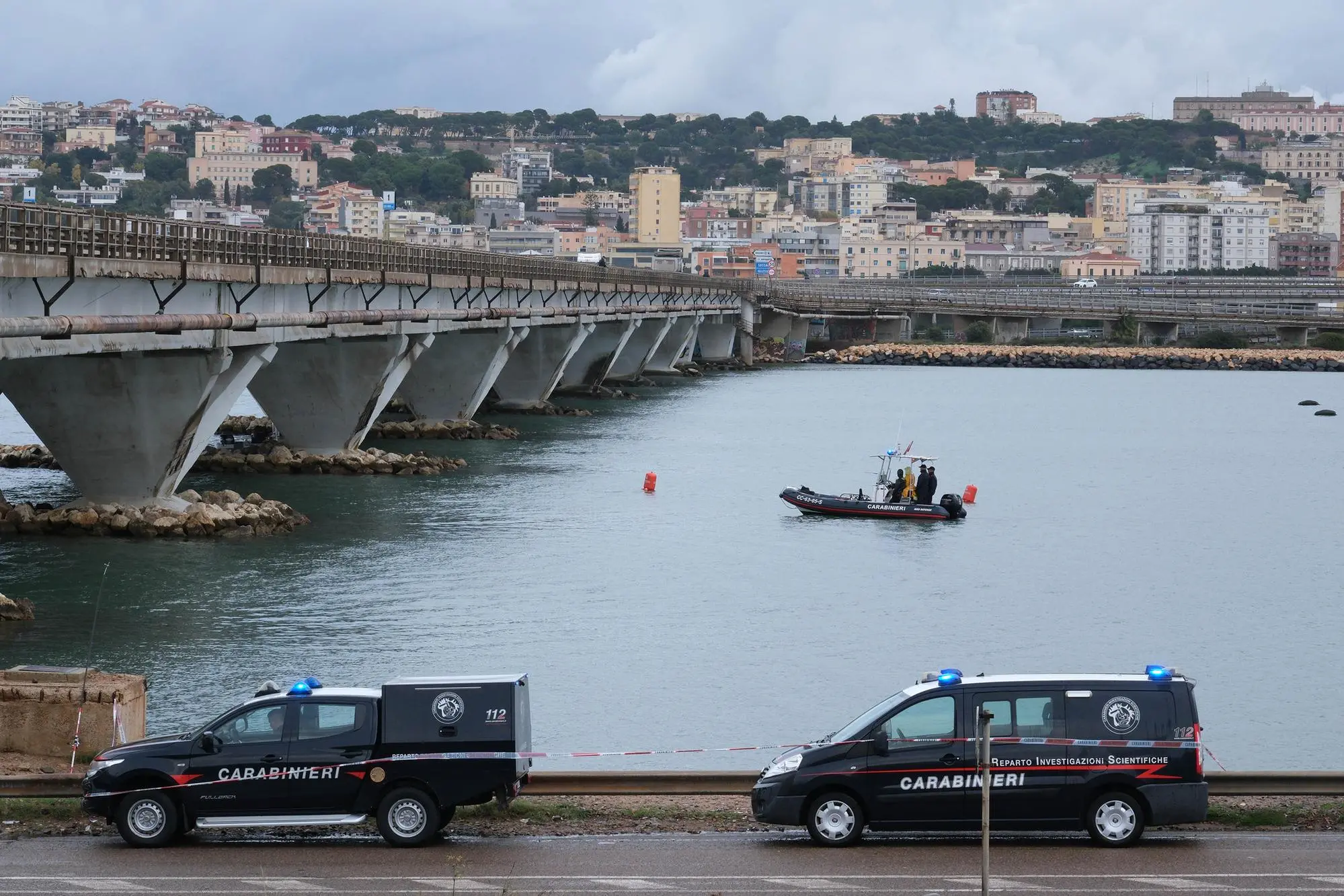 Le indagini al ponte della Scafa (foto Ungari)