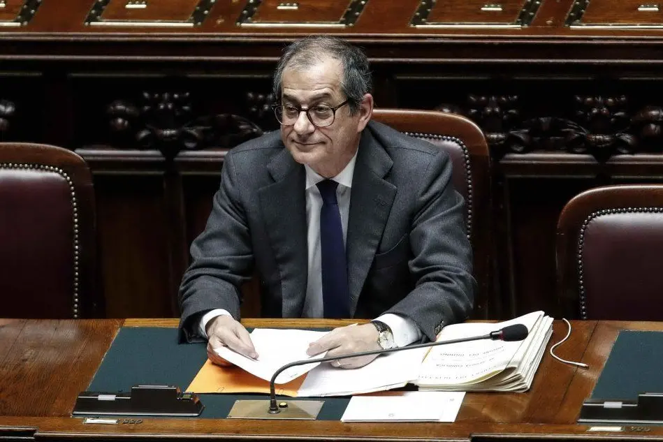 Il ministro Tria alla Camera durante il question time (Ansa)