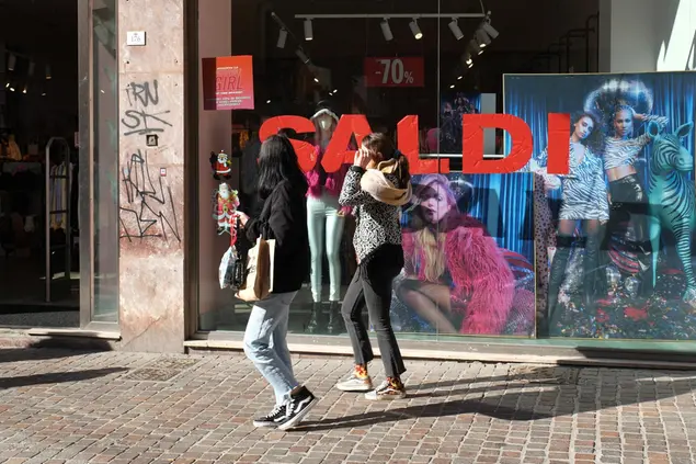 Saldi in via Garibaldi a Cagliari (foto L'Unione Sarda - Ungari)