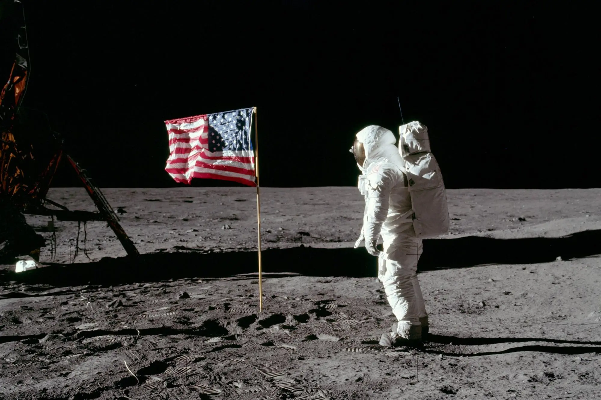Buzz Aldrin saluta la bandiera il 21 luglio 1969