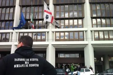 Un momento della manifestazione davanti al Consiglio regionale