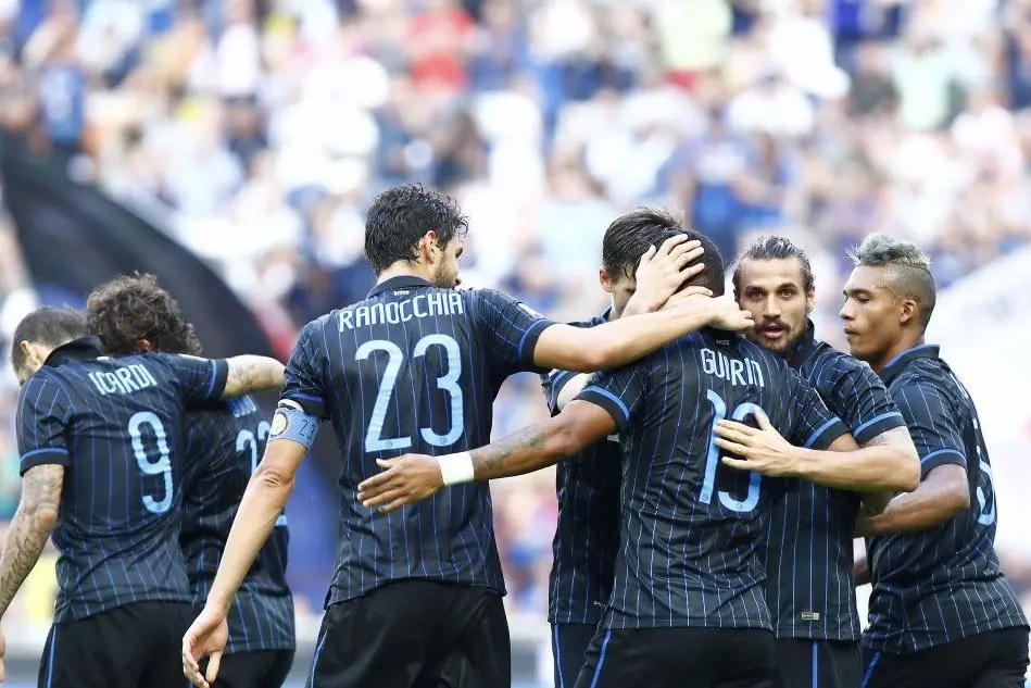 I giocatori dell'Inter festeggiano uno dei 7 gol