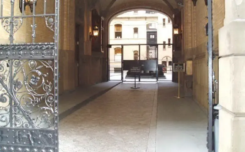 L'ingresso di palazzo Dakota, luogo dell'omicidio