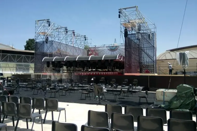 L'allestimento all'aperto del Lirico di Cagliari (Foto Teatro Lirico)