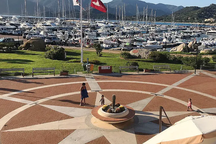 La piazzetta del porto turistico del paese di Villasimius