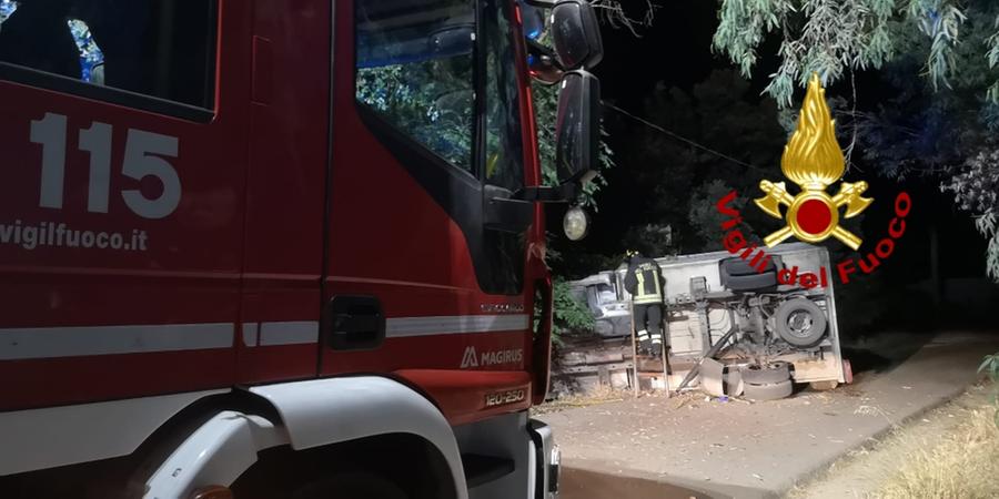 Tragedia a San Sperate: fuori strada col furgone, muore 26en