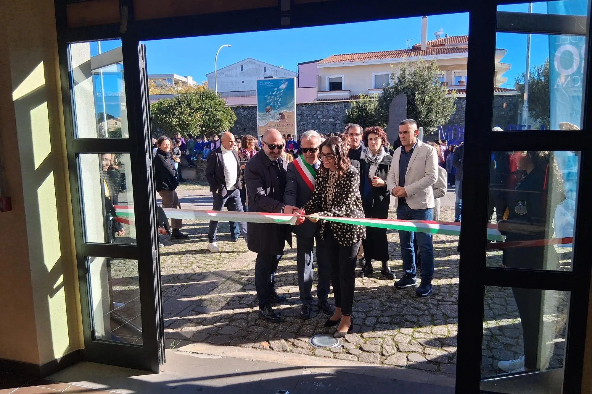 Il taglio del nastro per la XXIII mostra del libro (Foto Oggianu)