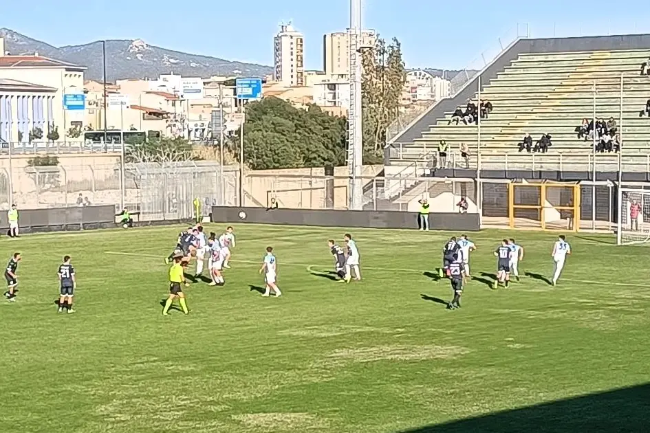 Costanzo in azione nel match tra Olbia e Anzio (foto Giagnoni)